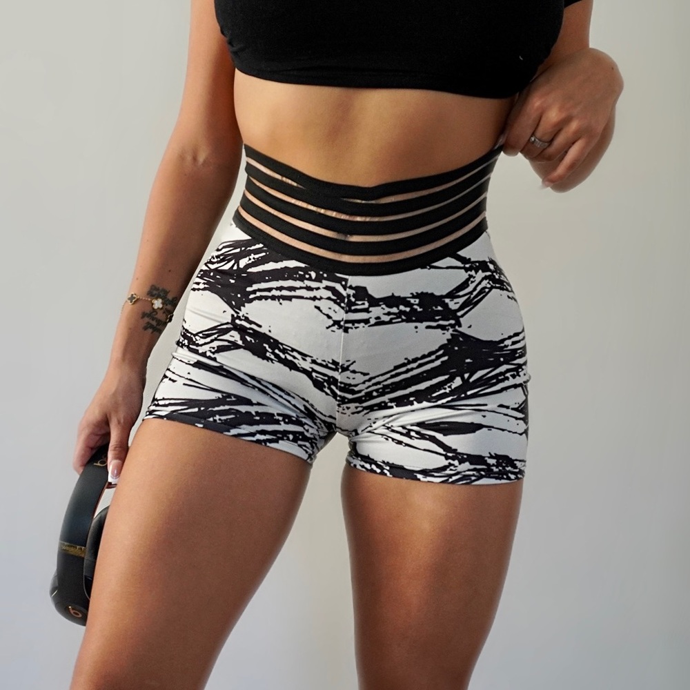 BLACK & WHITE MARBLE SCRUNCH BUTT SHORTS 💞 - Picture 4 of 8